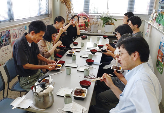 うなぎ弁当を食す様子